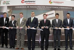 ›› Funcionarios y directivos en el corte del listón de la nueva planta de Manitowoc Foodservice en Guadalupe.