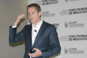 ›› Marcus Buckingham durante la conferencia titulada “Strenghts-based Performance”.