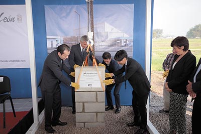 Autoridades estatales, municipales y la compañía Minamida, colocaron la primera piedra de la empresa Minamida.