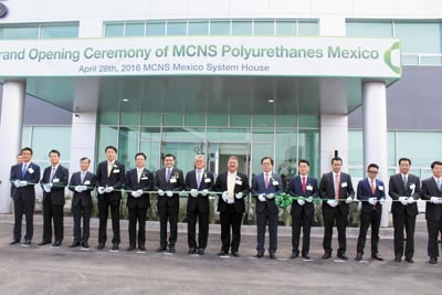 ›› Cortan el listón inaugural de la nueva planta en México. Directivos de la empresa, representantes gubernamentales e invitados especiales.
