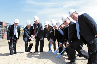 ›› Colocan directivos de Navistar y representantes gubernamentales la primera piedra One Roolf Ground Breaking”.