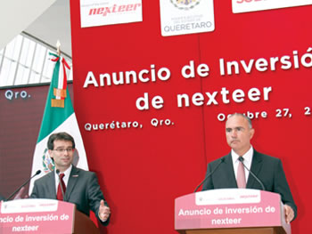 ›› Laurent Bresson, Presidente y Director Global de Operaciones de Nexteer México y José Calzada Rovirosa, Gobernador de Querétaro.