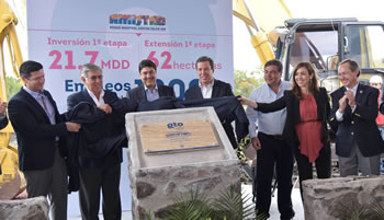 Directivos de Grupo Amistad y representantes gubernamentales durante el arranque de obras para la construcción del parque en Celaya.