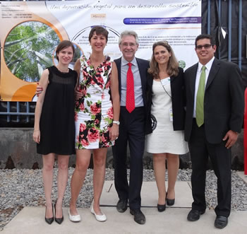 >> Marie Kaigre, Directora de Logística; Sandrine Molto, Directora Comercial; Dominique Gavault, Presidente de Phytorem; Véronique Arfi, Directora Ejecutiva de PHYTOREM y Omar Navarro Vargas, Gerente de Proyectos de la empresa Phytorem México.