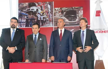 ›› Eduardo Solís Sánchez, Presidente de la Asociación Mexicana de la Industria Automotriz; Idelfonso Guajardo Villarreal, Secretario de Economía; José Calzada Rovirosa, Gobernador y Enrique de la Madrid Cordero, Director General del Banco de Comercio Exterior.