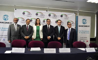 ›› Directivos y representantes gubernamentales durante la presentación de la Sexta Edición del Foro Automotriz Tlaxcala 2016.