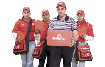 ›› Mauricio Arcq, con algunos colaboradores de QualityPost.