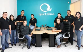 ›› Personal de Quick Shine posa para Somos Industria.