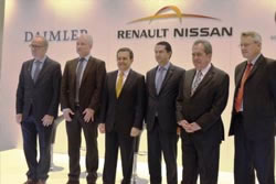 ››Las empresas automotrices Daimler AG y Renault-Nissan anunciaron una inversión de mil 240 millones de dólares para la fabricación de los modelos Mercedes Benz e Infiniti, para el estado de Aguascalientes.