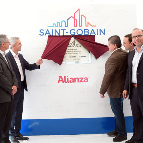Funcionarios de gobierno y directivos de Saint Gobain develaron placa de la nueva planta Glass Saltillo.