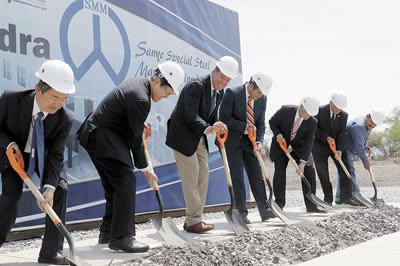 ›› Miguel Marquéz Marquéz, Gobernador de Guanajuato, y empresarios japoneses colocaron la primera piedra de Sanyo Special Steel.