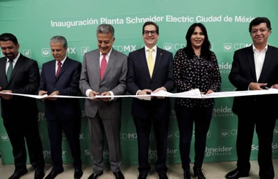 ›› Directivos y representantes durante el corte de listón de la inauguración de la planta.