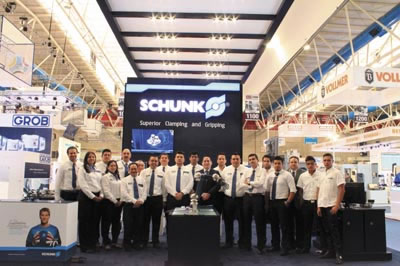 ›› Equipo de colaboradores de SCHUNK durante EXPOMAQ.