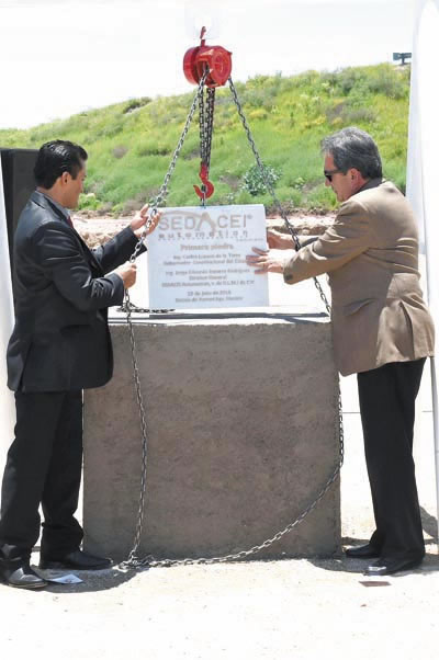 ›› Durante la colocación de la primera piedra de lo que será la planta de SEDACEI Automation.