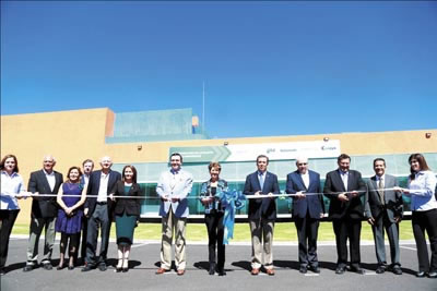 ›› Dirigentes de la compañía y representantes gubernamentales durante el corte del listón en la inauguración de la nueva planta de Senosiain.