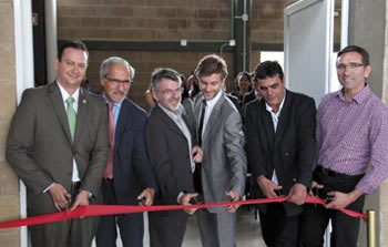 ›› Directivos de la empresa y representantes gubernamentales durante la inauguración de la empresa.