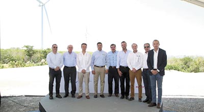 Representantes gubernamentales y directivos de la empresa durante la inauguración de los parques eólicos.