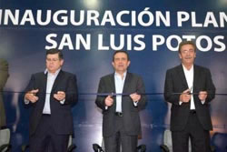 ›› Representantes gubernamentales y directivos de Tisamatic durante el corte del listón de la nueva planta.