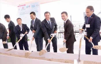 ›› Miguel Márquez Márquez, Gobernador de Guanajuato; Toru Koyama, Director de Toyoda y Atsushi Goto, Presidente de Toyoda Gosei Irapuato, y otros directivos durante la colocación de la primera piedra.