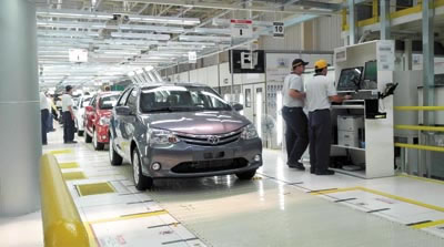 ›› Imagen de una fábrica de Toyota.
