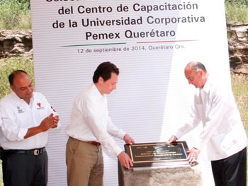 ›› Representantes gubernamentales durante la colocación de la primera piedra.