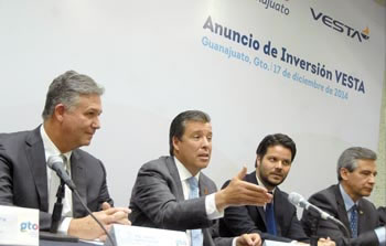 ›› En el anuncio de la inversión de VESTA estuvieron presentes diversos representantes gubernamentales, entre ellos Héctor López Santillana, Secretario de Desarrollo Económico Sustentable; Juan José Álvarez Brunel, Presidente del Consejo Coordinador de San Miguel de Allende y Luis Quiroz Echegaray, Director de Guanajuato Puerto Interior.