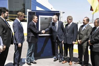 ›› Develan placa conmemorativa al arranque de operaciones de la compañía en Guanajuato.