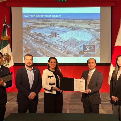 Gobernadora de Aguascalientes, Tere Jiménez en compañía de directivos de Advanced Composites.