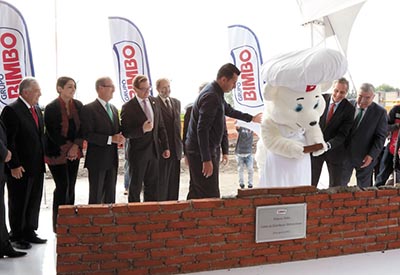 El jefe de gobierno de la Ciudad de México, Miguel Ángel Mancera y el presidente de Grupo Bimbo, Daniel Servitje, colocaron la primera piedra del nuevo Centro de Distribución Metropolitano.