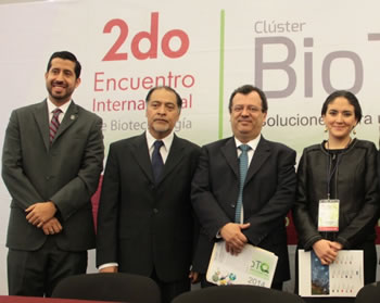  Juan Carlos Duarte Zarza, Subsecretario de Desarrollo Económico de la Sedesu; Sergio Pacheco Hernández, Director de la Facultad de Química; Gilberto Herrera Ruiz, Rector de la UAQ y la representante del clúster BioTQ A.C, Fabiola López Castrejón.<br />