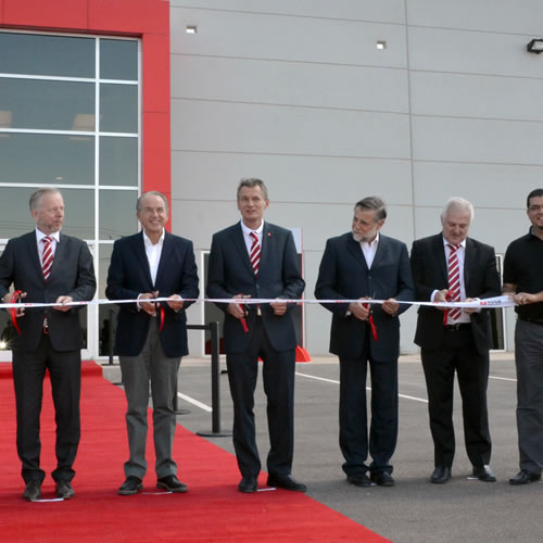 Autoridades estatales y directivos de Boge Rubber en el corte de listón de la inauguración de la nueva planta de la firma en México.