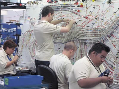 ›› Aviones con sello azteca. Todos los que produce Bombardier, llevan algún <br />arnés producido en Querétaro.<br />