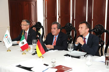 El Gobernador de Aguascalientes, Carlos Lozano de la Torre, Werner Struth, Miembro del Consejo Directivo de Bosch GmbH, y René Schlegel, Presidente de Bosch México.