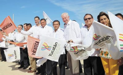 ›› Ildefonso Guajardo Villarreal, Titular de la Secretaría de Economía,  y Rolando Zapata Bello, Gobernador de Yucatán, dan banderazo de salida para el inicio de la construcción de la planta Grupo Modelo ABInBev.