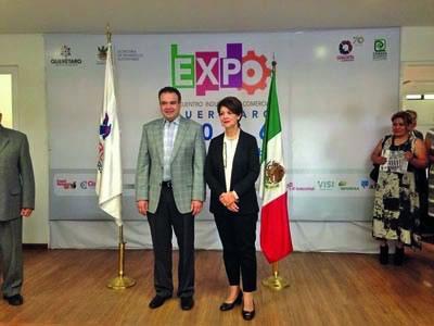 ›› Esaú Magallanes Alonso, Presidente de la Canacintra Querétaro y María Eugenia Venegas Renauld, Embajadora de Costa Rica, durante una reunión con miembros del sector industrial queretano.