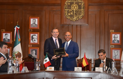 ›› Recientemente el Cabildo de Querétaro entregó las llaves de la ciudad al Embajador de España en México, Luis Fernández-Cid de las Alas.