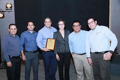 ›› Ramiro Gómez, galardonado con el Dale Carnegie® LeadershipAward, junto a Adriana Cruz, Sales Manager de Dale Carnegie® Nuevo León, y parte del equipo de Thermo Fisher Scientific Monterrey.<br />