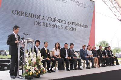 ›› Tomoyuki Arakawa, Presidente de DENSO México ofreciendo unas palabras a los asistentes.