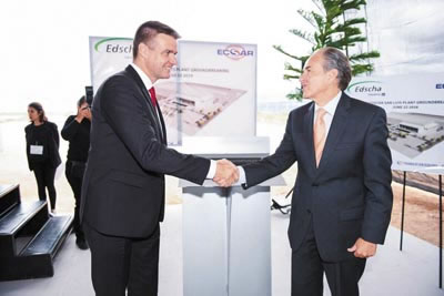 ›› Torsten Greiner, Director Ejecutivo mundial de la empresa y Juan Manuel Carreras, Gobernador del Estado de San Luis Potosí.