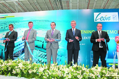 Franco Herrera Sánchez, subsecretario de atracción de inversiones SDES, Héctor López Santillana y directivos de la empresa realizaron al inauguración de la empresa MD ELEKTRONIK