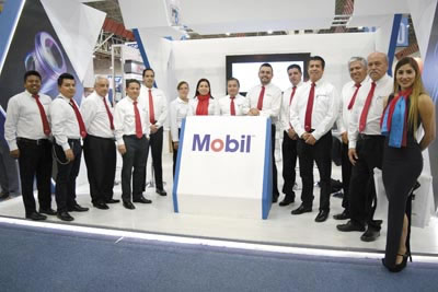 ›› Equipo de Exxon Mobil durante la Expo Manufactura 2017.