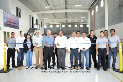 ›› Directivos de Forbo Movement durante el corte de listón de su nuevo  centro de fabricación ubicado en Monterrey, Nuevo León.
