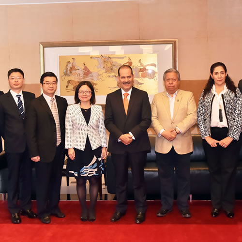 Autoridades estatales de Aguascalientes en reunión con directivos de Foresight en China.