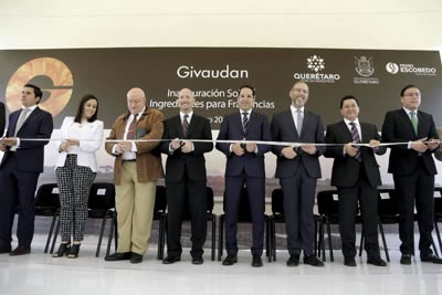 ›› Cortan listón conmemorativo de inauguración de la nueva nave de Givaudan de México.