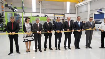 ››Directivos y representantes gubernamentales durante la inauguración de la compañía.