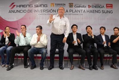 ›› Directivos de la empresa y representantes gubernamentales durante el evento de la compañía en Torreón.