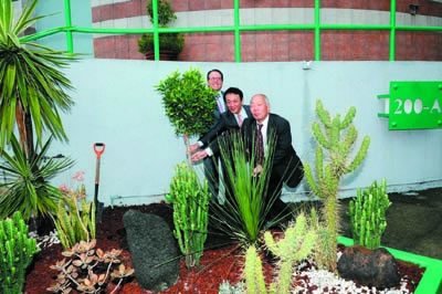 ›› Yoshiaki Numata, Ken Sasaki y Emilio Lozano plantando un árbol en el jardín del CEDIS, como símbolo de la buena voluntad y la fortuna