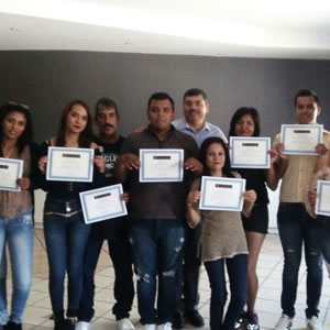 Colaboradores de HFC posan con certificado en calidad.