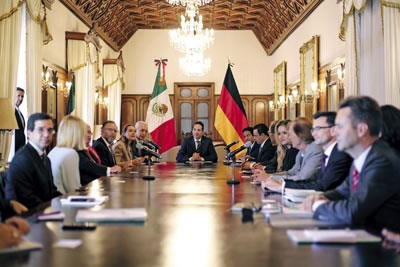 ›› Reunión entre el Gobernador de Querétaro, Francisco Domínguez Servién, y Stanislaw Tillich, primer ministro de Sajonia y Presidente del Consejo Federal de Alemania.
