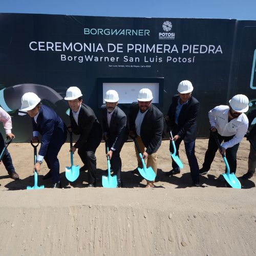 Directivos de BorgWarner durante la colocación de la primera piedra de la planta en San Luis Potosí.